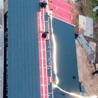 Nyt tag med solceller: Gentag processen opad, men stop tre rækker før rygningen Nyt tag med solceller: Gentag processen opad, men stop tre rækker før rygningen